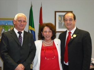 O secretário Alfonso Bernardo Hostert, PV; a senadora Ideli e o Prefeito Zuchi, na viagem a Brasília em que entregaram o projeto da ponte na Casa Civil, quando deveria ter sido no ministério das Cidades.